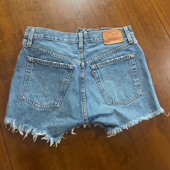 Levi’s distressed high-rise jean shorts - Picture 4 of 5
